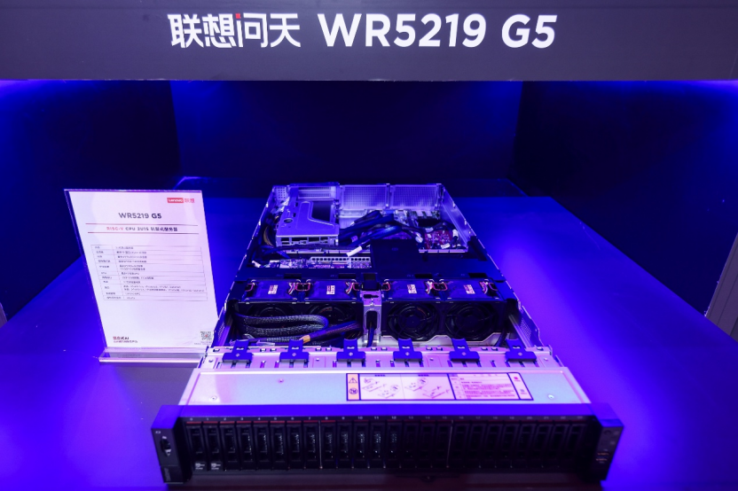 架构革命！搭载蓝芯智通融合CPU，联想推出全球首款开源架构AI服务器