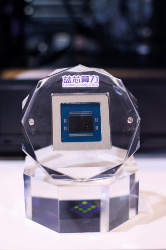 架构革命！搭载蓝芯智通融合CPU，联想推出全球首款开源架构AI服务器